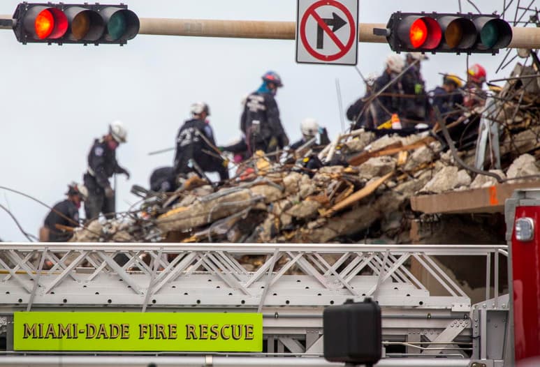 Las autoridades suspendieron el jueves las labores de rescate en el lugar de un edificio residencial parcialmente derruido en Florida debido a temores sobre la estabilidad de la estructura restante. (EFE)