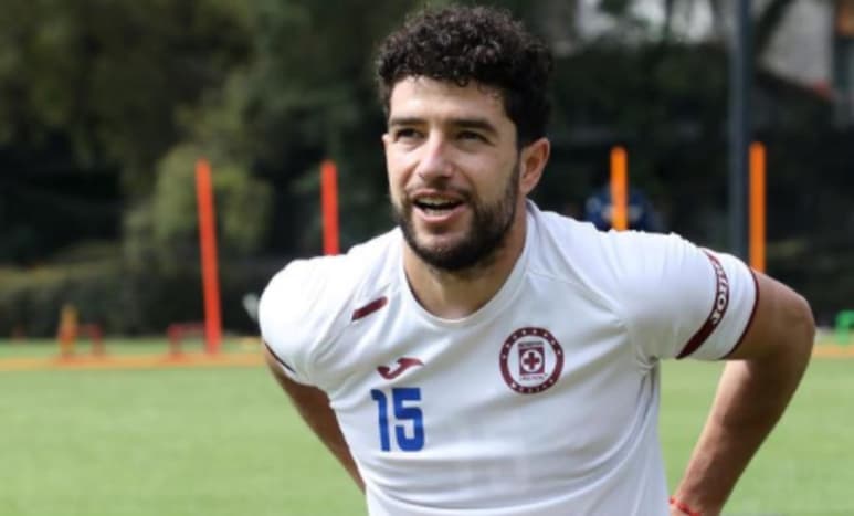 El volante uruguayo Ignacio Rivero, pieza clave para que Cruz Azul rompiera una larga sequía sin títulos en México, se quedará por dos años más con el equipo, informó el club el jueves. (ESPECIAL)