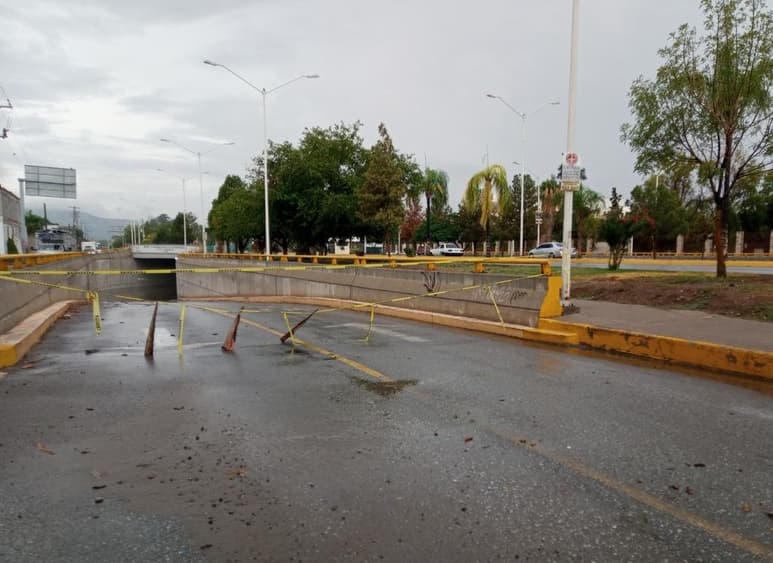 Personal de la dirección de Tránsito y Vialidad realizó el cierre del desnivel Francisco Sarabia, ubicado a un costado de la Deportiva Municipal, con en el fin de evitar accidentes al interior, mientras se rehabilita la circulación.
(EL SIGLO DE TORREÓN)