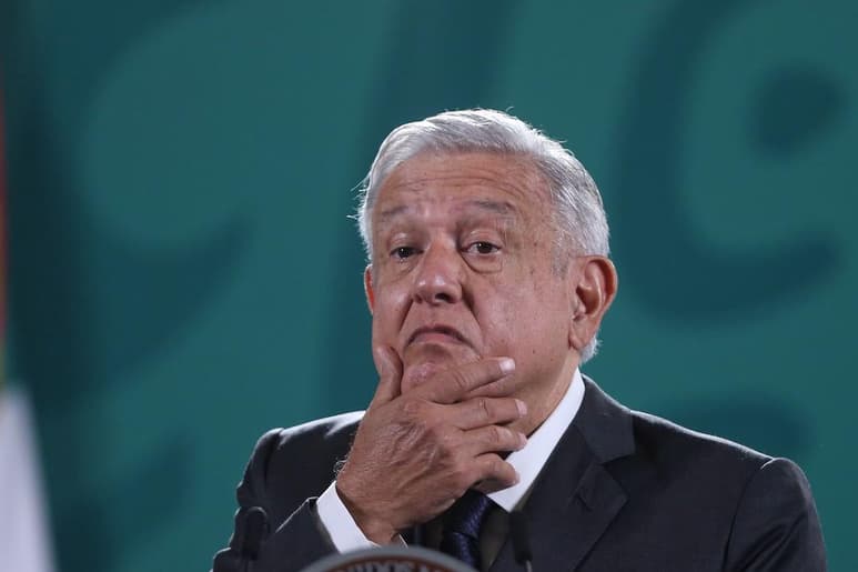 En su mañanera de este viernes en Palacio Nacional, López Obrador señaló que con el paso del tiempo también hay funcionarios que se desaniman y pierden fuerza y aplomo.