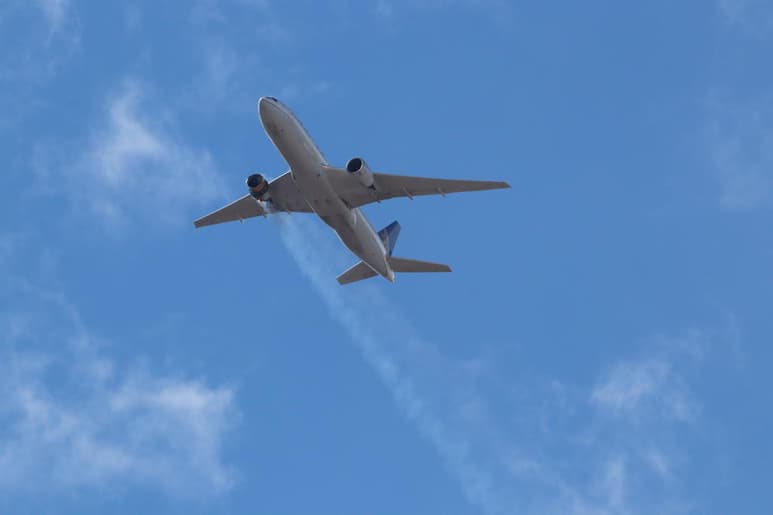 Un avión de carga Boeing con dos tripulantes a bordo aterrizó este viernes de emergencia en el océano frente a la costa de Honolulu (Hawái, EUA), después de que los pilotos informasen de problemas en el motor, informó la Administración Federal de Aviación (FAA, en sus siglas en inglés). (ARCHIVO)