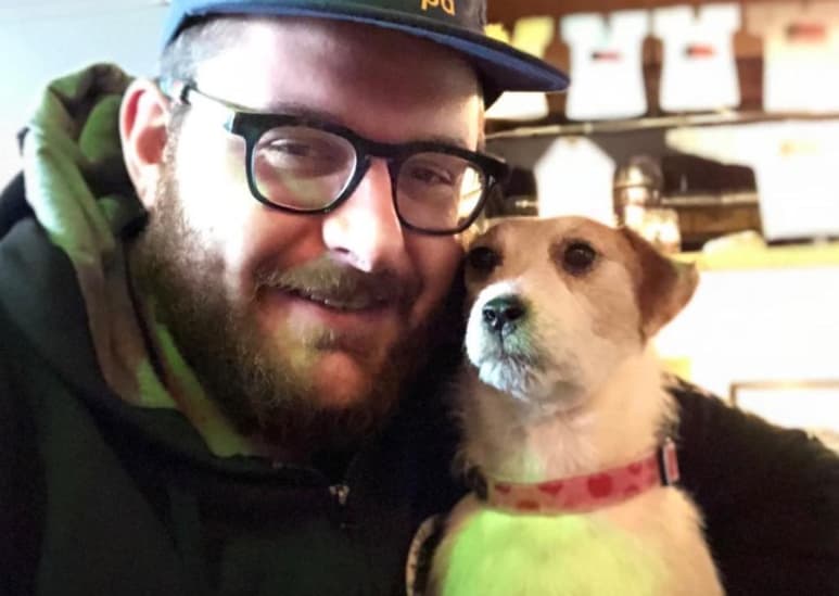 El hombre y su mascota disecada, se han convertido en toda una sensación gracias a las fotografías difundidas en redes sociales (@MYDEADDOGANDME)