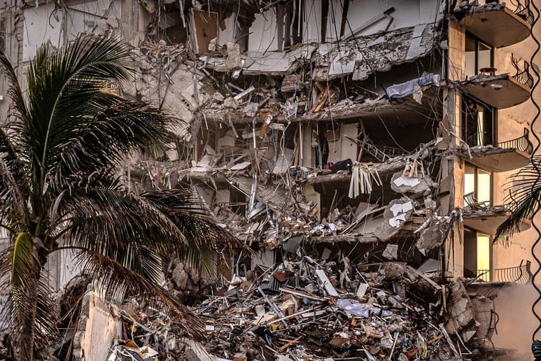 La alcaldesa de Miami-Dade, Daniella Levine Cava, confirmó este viernes que otros dos cadáveres han sido extraídos de los escombros del edificio parcialmente caído en Surfside, lo que eleva la cifra de víctimas mortales a 22. (EFE)