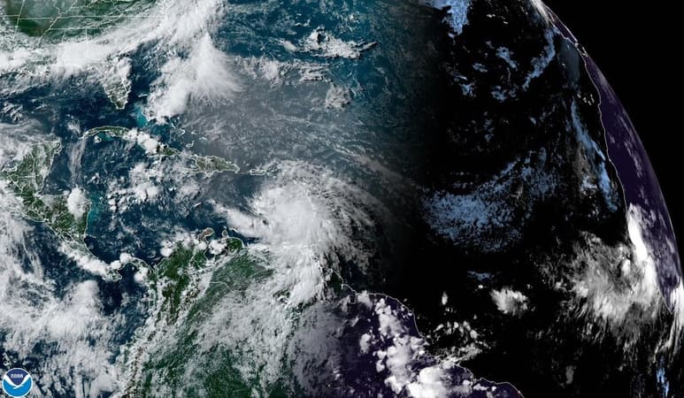 El vórtice del meteoro de categoría 1 estaba a unos 635 kilómetros (395 millas) al este-sureste de Isla Beata, en República Dominicana, y tenía avanzaba vientos máximos sostenidos de 130 km/h (80 mph), según el Centro Nacional de Huracanes de Estados Unidos en Miami. Se espera que 'Elsa' se convierta en tormenta tropical tras azotar Cuba, añadió.
(EFE)