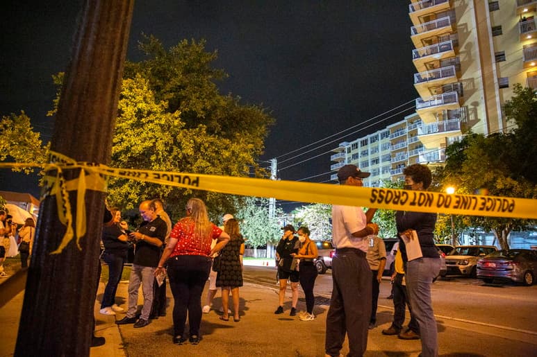 El padre de Stella, bombero de la ciudad de Miami, ha estado apoyando a los rescatistas que buscan víctimas del derrumbe entre los escombros y el jueves por la noche recibió el cadáver de su hija, una de las historias más dramáticas de esta tragedia.
(EFE)