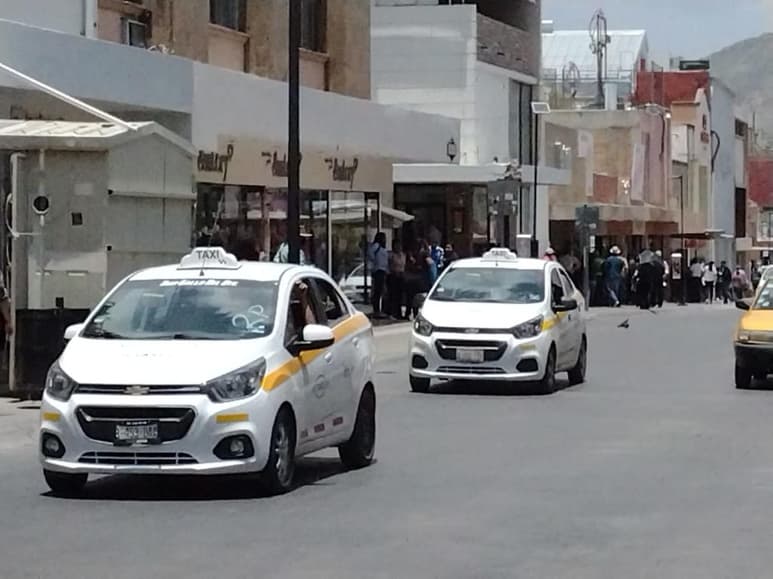 En la actualidad, los taxis que están legalmente constituidos se quejan de la gente que tiene una aplicación y sin pagar ningún impuesto, sin registrarse que es la obligación, pues prácticamente incurren en una competencia desleal con el taxi formal.