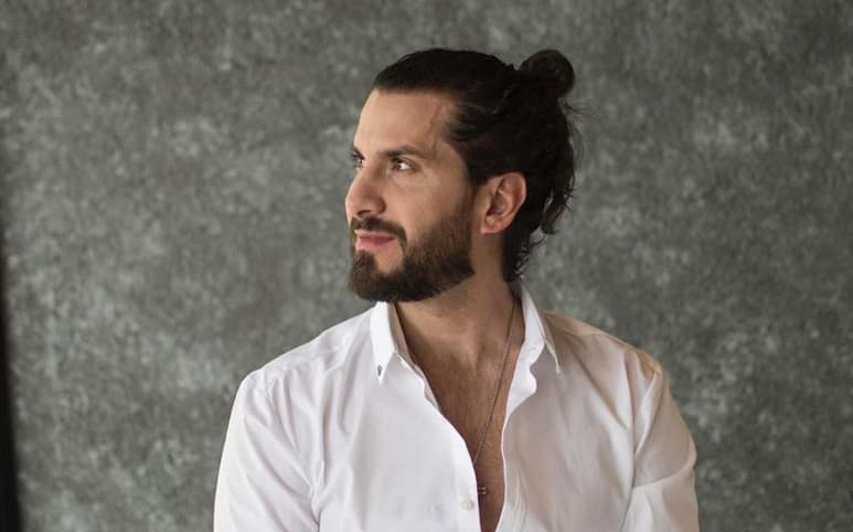 El cantante lagunero Simón León presenta una nueva versión del tema Dos enamorados, que hiciera famoso el grupo La Industria del Amor en los noventa. (ESPECIAL)