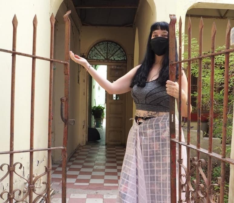 Anfitriona. Diana Beatriz Ortiz Bermeo recibe al visitante en la entrada de la Casona Abasolo para contar la historia de su familia y de la edificación.