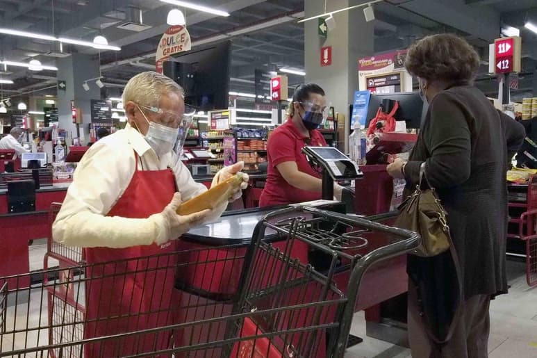 Desde hace tres años, don Sergio Corona, de 74, ha trabajado de manera ininterrumpida como empacador voluntario de una tienda departamental en la Ciudad de México. Tuvieron que pasar más de 14 meses para que él y otros adultos de la tercera edad retomaran sus actividades laborales. (EL UNIVERSAL)
