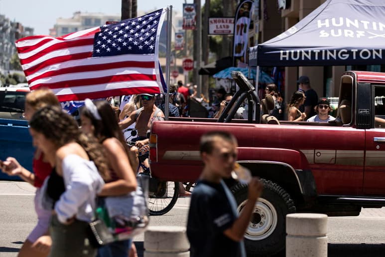 Los estadounidenses celebraron este domingo su Día de la Independencia exhibiendo algunas muestras de “normalidad” después de meses de restricciones por la pandemia, aunque sin alcanzar la meta fijada por el presidente Joe Biden de que el 70 % de los adultos hubiese recibido ya al menos una dosis de la vacuna contra la COVID-19. (ARCHIVO) 
