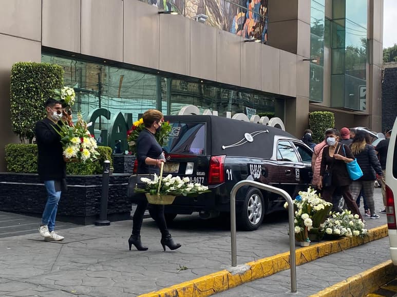 Familiares, amigos y cercanos a Fernanda Olivares 'Polly', se reunieron la mañana de este domingo en una sucursal de la funeraria Gayosso, donde fue velada; en el lugar todos exigieron justicia y un castigo ejemplar para el agresor. (EL UNIVERSAL)
