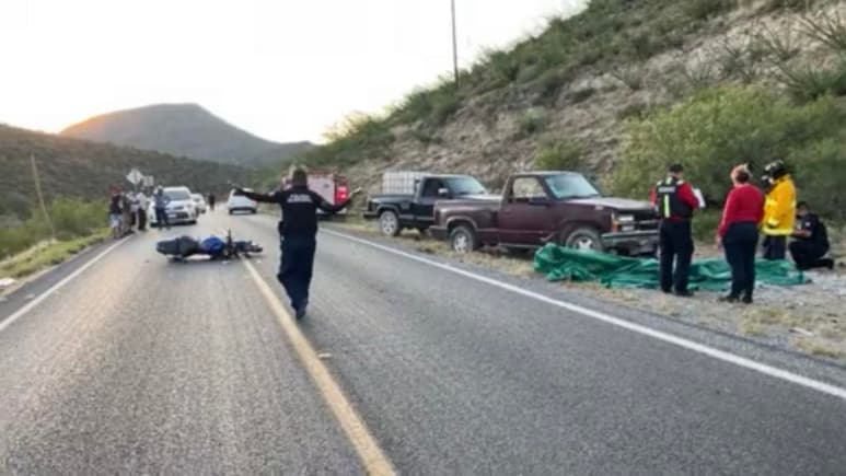 Dos personas que viajaban abordo de una motocicleta perdieron la vida, luego de que los impactara una camioneta tipo Pick Up.