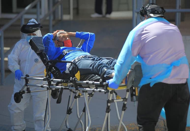 México registró este domingo 42 nuevas muertes por el COVID-19 y totalizó 233,622 fallecimientos, informó la Secretaría de Salud, que también indicó que el país llegó a 47.2 millones de vacunas aplicadas contra el coronavirus. (ARCHIVO)