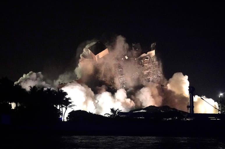 Pasadas las 22:30 horas locales (03:30 GMT del lunes) fueron detonadas las cargas explosivas colocadas en orificios perforados. (AP)