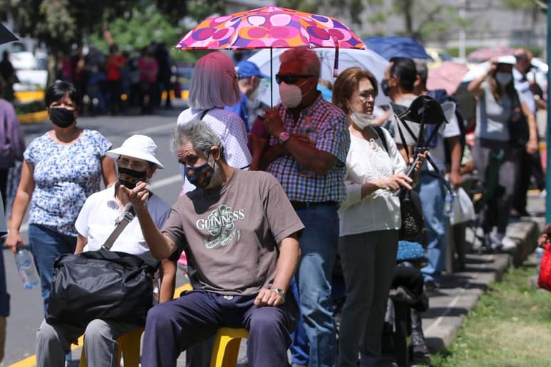 En la última semana en Jalisco el número de casos activos de COVID-19 incremento 62%, el de hospitalizaciones 17% y la positividad en las pruebas realizadas 5%, por lo que el gobierno del estado anunció que reforzará la vigilancia de la implementación de las medidas sanitarias en los negocios. (ARCHIVO)