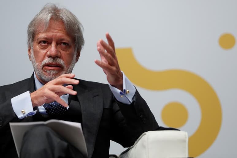 Tras los 37 millones de euros (42.6 millones de dólares) inyectados en la ampliación de capital para reforzar los fondos de la compañía, los dos hermanos mexicanos pasaron a controlar un 12.98 % de OHL, frente al 16% que ostentaban previamente.
(EFE)
