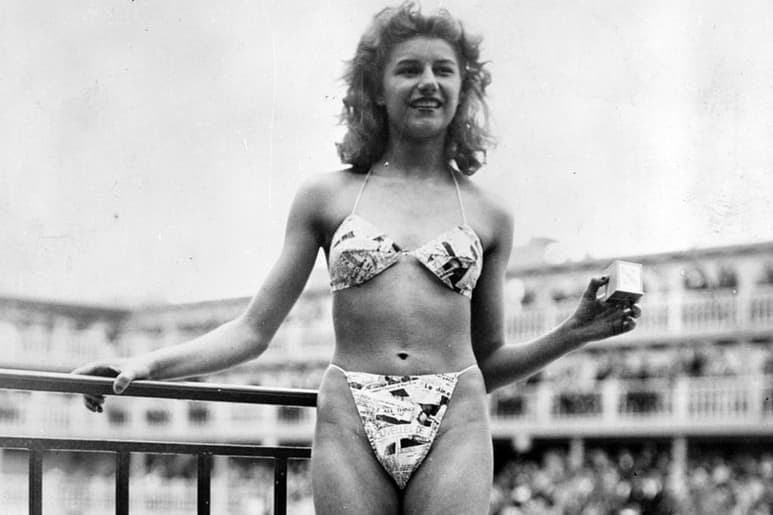 Hoy en día cuando se habla del verano y las vacaciones bajo el sol automáticamente se habla de los diseños de temporada de los trajes de baño, teniendo presente que los bikinis están ya normalizados en nuestra sociedad, sin embargo estas prendas tuvieron que pasar por una gran revolución para poderse considerar 'apropiados' para las generaciones femeninas. (ESPECIAL)