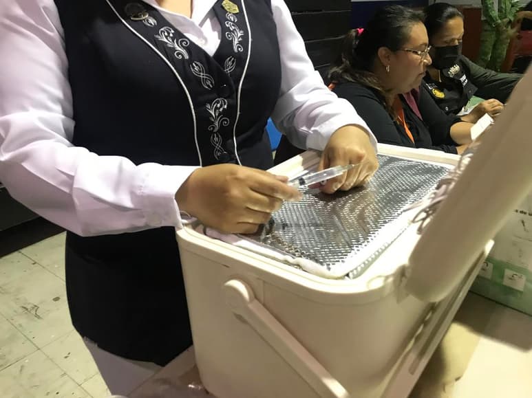 La primera dosis de la vacuna se aplicó por orden alfabético del 14 al 19 de junio del presente año y según cifras oficiales, la jornada masiva se concluyó con 80 mil 969 dosis aplicadas a las y los torreonenses de más de 40 años.
(ARCHIVO)