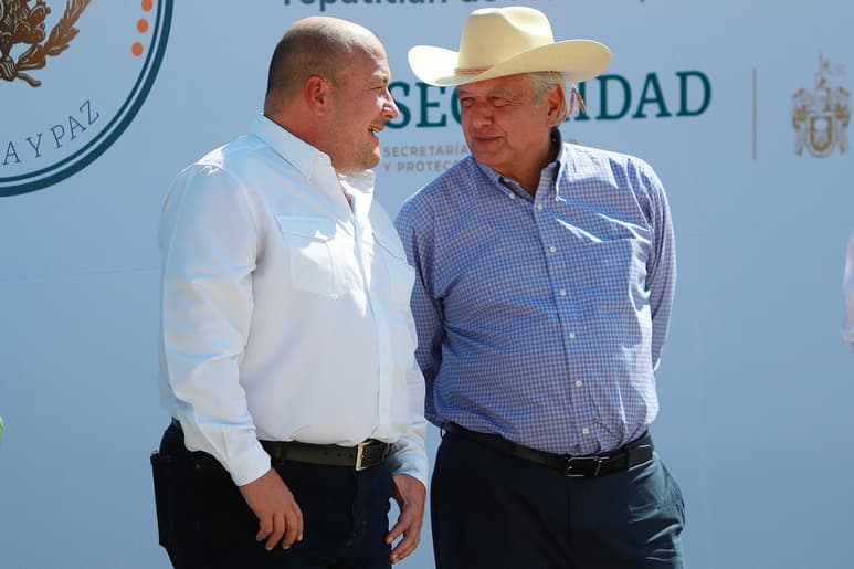 El presidente de México, Andrés Manuel López Obrador, y el gobernador del estado de Jalisco, Enrique Alfaro, se reunieron este martes en Palacio Nacional para discutir sobre temas de seguridad, presupuesto, infraestructura, abastecimiento de agua y la estrategia contra la COVID-19. (ARCHIVO)