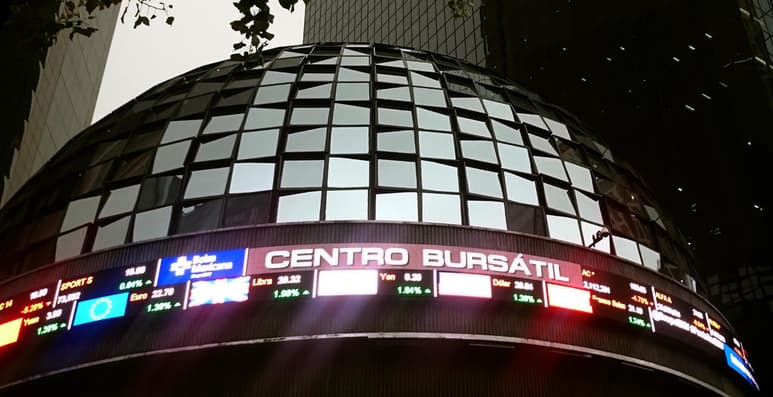La Bolsa Mexicana de Valores retrocedió ayer un 1 % en su principal indicador para ubicarse en los 50,048-89 puntos, una caída que se dio a la par del resto de los mercados. (ARCHIVO)