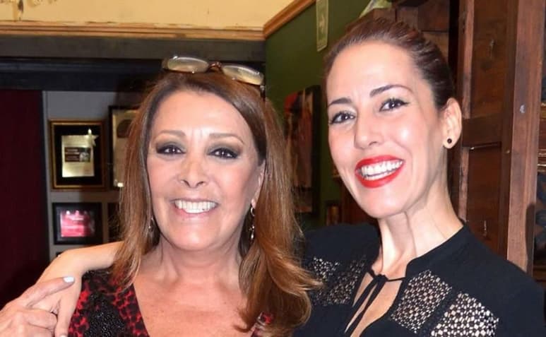 Visitan. Sylvia Pasquel y Stephanie Salas visitaron la Basílica Menor de la Inmaculada Concepción en el centro histórico de Durango. (ESPECIAL)