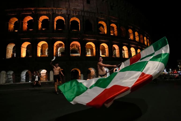 La alcaldesa de Roma, Virginia Raggi, propuso este miércoles al Comité Olímpico Nacional Italiano (CONI) abrir el estadio Olímpico para que los aficionados puedan ver en unas pantallas gigantes la final de la Eurocopa que Italia disputará este domingo contra el ganador de la semifinal que disputan esta noche Inglaterra y Dinamarca. (AP)
