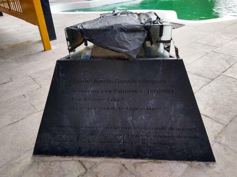 Ortiz de Sánchez-Viesca indicó que en el Memorial también hay unas láminas que se presume 'las querían arrancar porque están desoldadas'.
(EL SIGLO DE TORREÓN)
