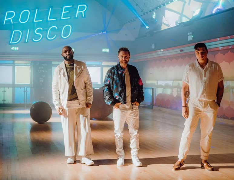 “Nadie puede resistirse al coro de una canción tan clásica como How will I Know! Llena de ritmos de Piano House de la vieja escuela, esto tiene al sol en todo su esplendor. Trabajarla con MistaJam y John Newman juntos, la ha convertido en mi canción del verano 2021”, dice David Guetta sobre su nuevo sencillo. (ESPECIAL)