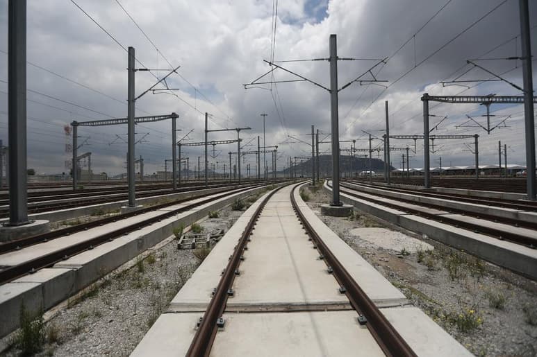 Se cumplen siete años del inicio de obras del tren interurbano México-Toluca, uno de los grandes proyectos del sexenio de Enrique Peña Nieto convertido hoy en un proyecto colmado de retrasos y sobrecostos que el Gobierno actual busca inaugurar en 2024. (EFE)