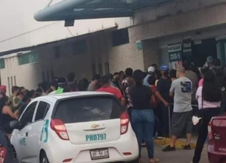 Esta semana en redes sociales se difundieron imágenes del exterior del Hospital General de Zona del IMSS 3 en Mazatlán, Sinaloa con decenas de personas esperando atención médica. (ESPECIAL)