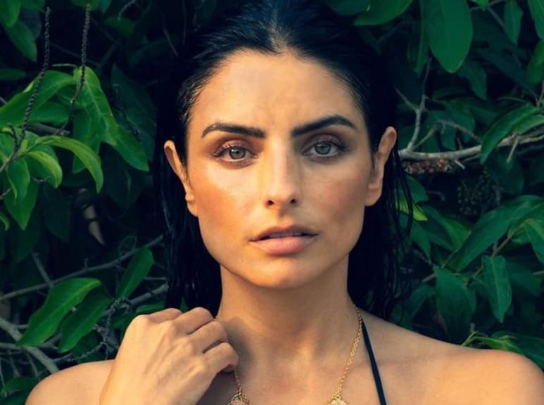 Con un traje de baño aleopardado, la actriz cautivó a sus seguidores en redes sociales (@AISLINNDERBEZ)