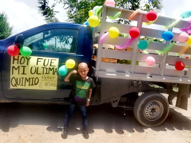 El día de ayer, Heber celebró su última quimioterapia con una caravana en las calles de Torreón (FACEBOOK)