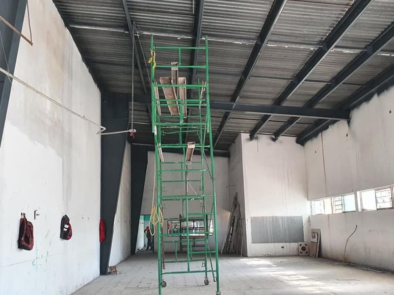 Fue durante este viernes que una comitiva de funcionarios y funcionarias, encabezados por el alcalde Jorge Zermeño Infante, realizaron un recorrido de supervisión por el espacio, toda vez que se llevan a cabo diversas obras de reconstrucción y con el objetivo de que la ciudadanía pueda hacer uso del gimnasio de nuevo en este mismo año.
(ESPECIAL)