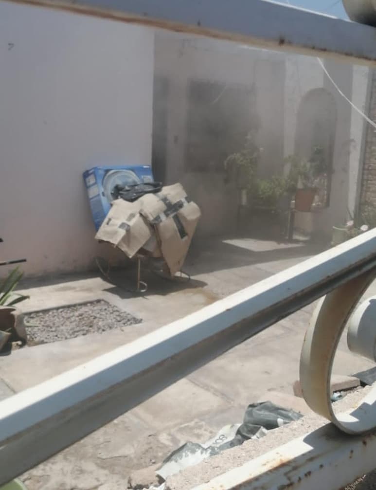 El fuego se concentró en uno de los cuartos, donde consumió ropa diversa, muebles, aparatos electrónicos y algunos otros objetos de valor.
(EL SIGLO DE TORREÓN)