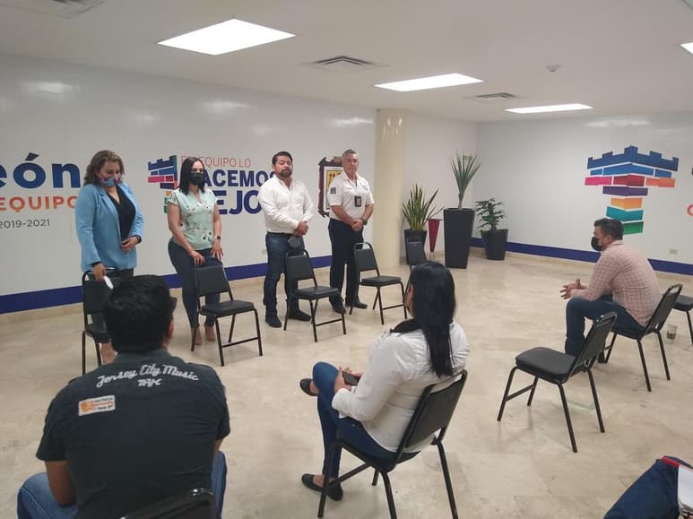 Durante el evento las autoridades dejaron en claro que el objetivo de cualquier acción oficial es el de la prevención de los percances trágicos, además de poder seguir teniendo una reactivación del gremio de alimentos y venta de bebidas alcohólicas bajo los criterios legales, con orden y de forma segura para el resto de la ciudadanía.
(EL SIGLO DE TORREÓN)