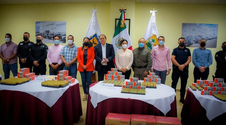 Durante la tarde de este viernes, la Secretaría de la Defensa Nacional (SEDENA) a través de la Secretaría de Seguridad Pública (SPP) del Estado de Coahuila, llevaron a cabo la entrega de municiones a las corporaciones de seguridad local de los municipios de Piedras Negras, Acuña, Nava y Guerrero; todos ellos pertenecientes a la zona norte de Coahuila. (RENÉ ARELLANO)