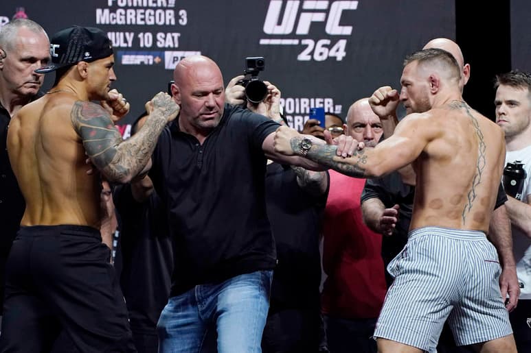 Conor McGregor siempre da de que hablar, el peleador de la UFC dio la noticia cuando durante el pesaje previo a su pelea de este sábado contra Dustin Poirier en Las Vegas, Conor amedrentó y luego le dio una patada a su oponente.
