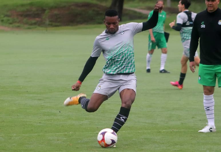 El Club Santos Laguna se medirá este domingo contra la Jaiba Brava en Jalisco.