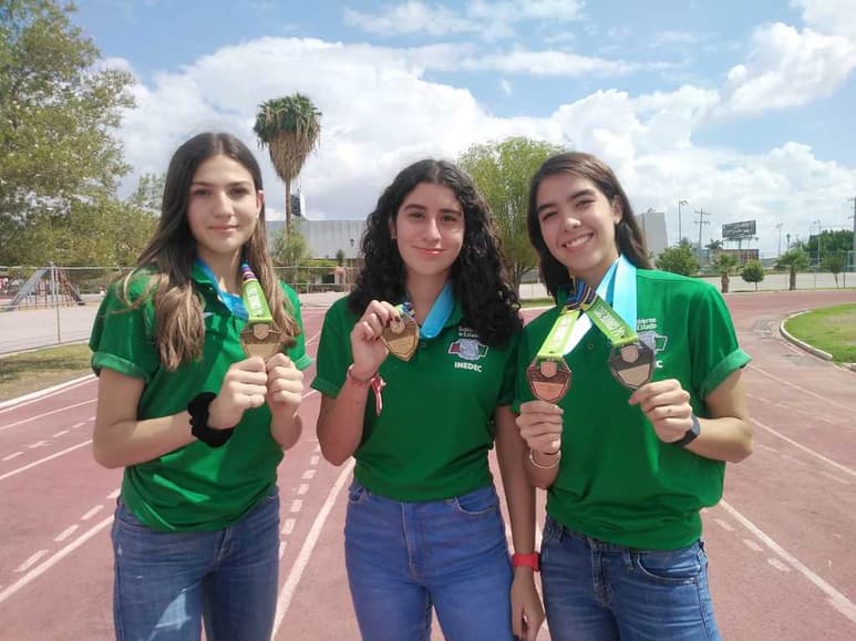 Las corredoras lucieron con orgullo sus medallas tras demostrar su talento en los Juegos Conade 2021.