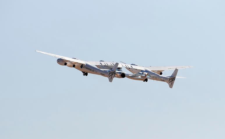 El empresario y filántropo británico Richard Branson inició este domingo su viaje hacia el espacio a bordo del avión VSS Unity, que despegó con éxito desde la base Spaceport America en el desierto de Nuevo México (EUA). (AP)