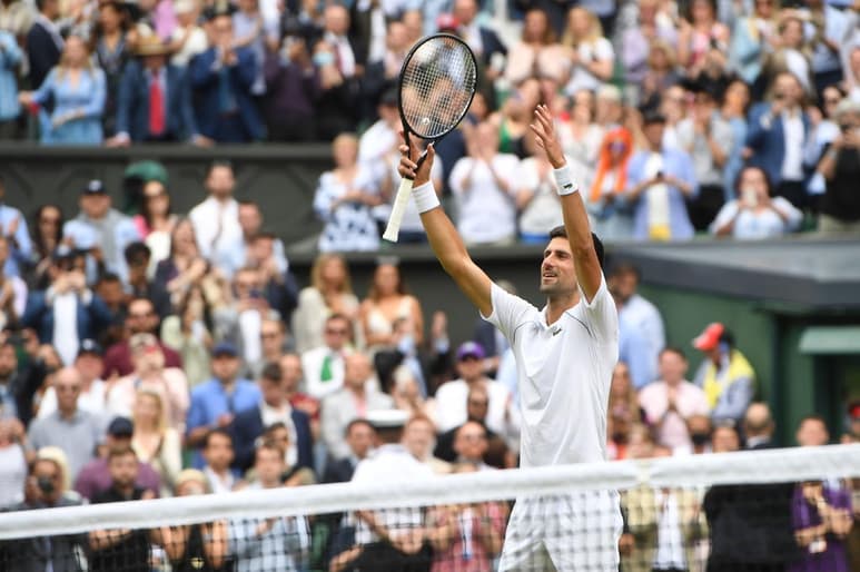 El tenista serbio Novak Djokovic se mostró este domingo exultante tras conseguir su sexto Wimbledon y empatar, con 20, en número de Grand Slam conquistados con Roger Federer y Rafa Nadal, a quienes consideró los tenistas 'más importantes' de su carrera. (AP)