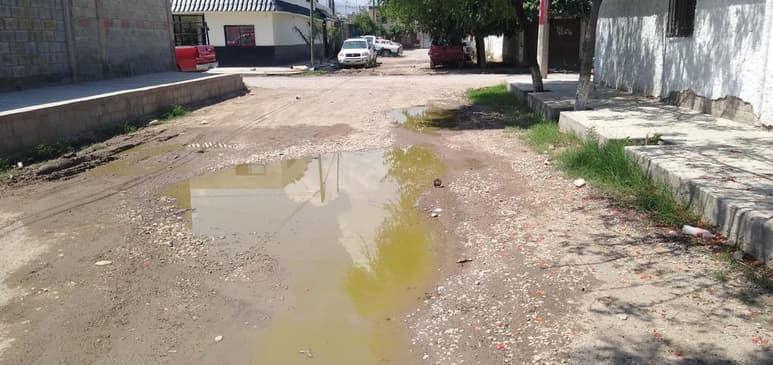 Los vecinos de la calle San Salvador y San Martín, una zona que parece un ejido pero que se encuentra a unas cuadras del primer cuadro de la ciudad está llena de aguas negras. Son al menos tres brotes de aguas negras de este tamaño los que están sobre la misma calle.