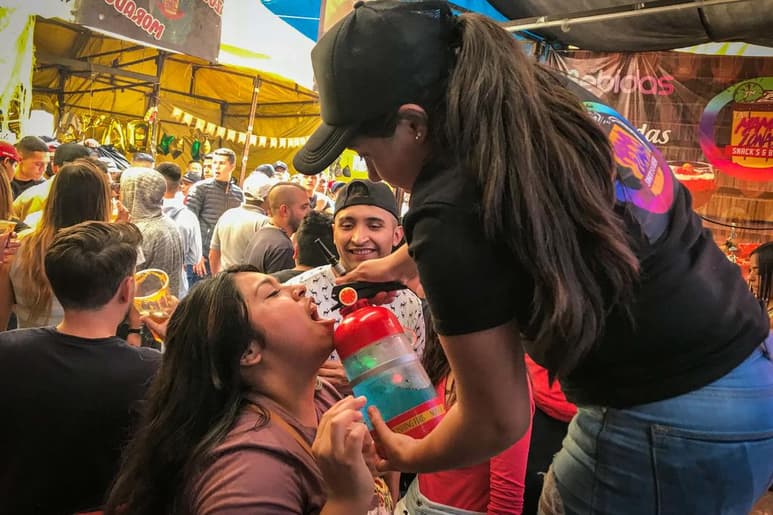 Haciendo a un lado las medidas de prevención y sin importar la tercer ola de COVID-19, jóvenes se congregan en Tepito para disfrutar de las chelerías que suelen abarrotarse los domingos (EL UNIVERSAL)