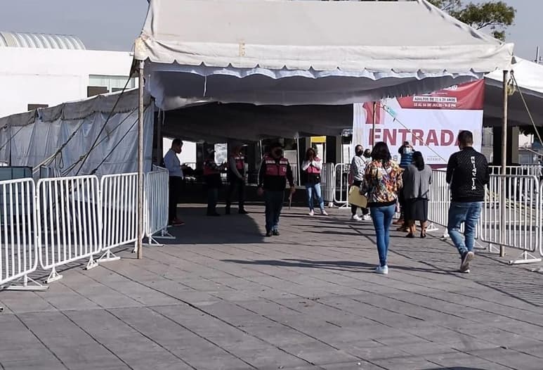 Sin filas y con muchas sillas vacías, inició la vacunación contra COVID-19 en el parque Naucalli, en el Estado de México donde hay cerca de 2 millones 400 mil habitantes de 30 a 39 años. (ESPECIAL)