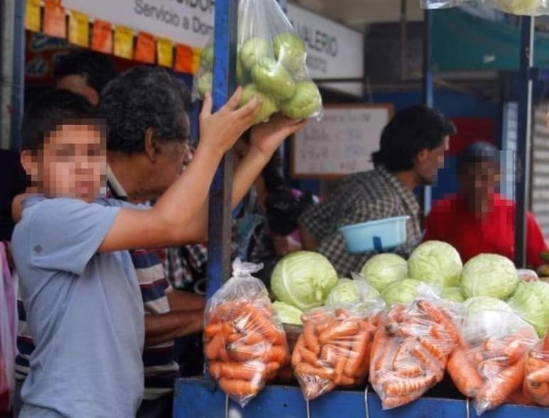 Se observa que más menores acompañan a sus padres, en el caso de quienes laboran en la informalidad. (ARCHIVO)
