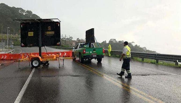 Personal de emergencias de Capufe acudió a la inspección, encontrando un tractocamión de la marca Kenworth, línea T9, color blanco, con placas 52AB7K; sin embargo, la identidad del conductor se desconoce, ya que no se encontraba en el lugar.