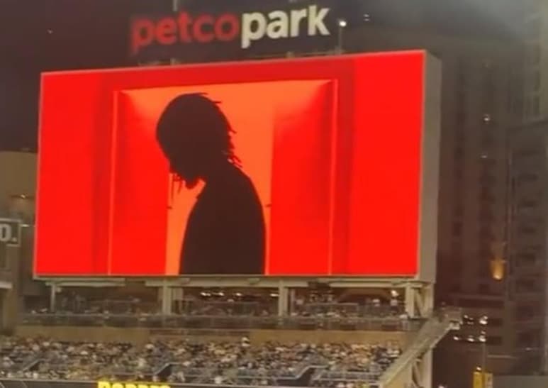 Este domingo, el oriundo de República Dominicana, Fernando Tatis Jr. se lució durante el juego entre los Padres de San Diego y Rockies con su intro en pantalla. (ESPECIAL) 