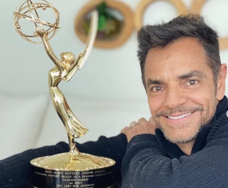 Emoción y alegría desbordó Eugenio Derbez al recibir finalmente su primer premio Emmy. (ESPECIAL)
