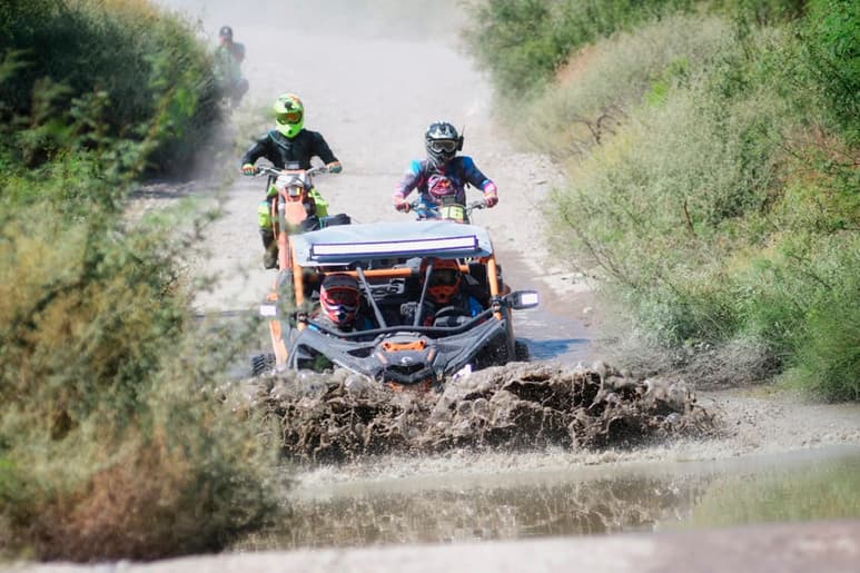 Vehículos tubulares y motocicletas son parte de este aventurero recorrido por el agreste desierto. (ARCHIVO)