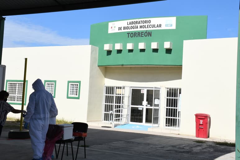 De los 76 jóvenes que viajaron a las playas de Mazatlán y Cancún, el Laboratorio de Biología Molecular en Torreón procesó un total de 43 muestras para la detección del virus SARS-CoV-2. (ARCHIVO)